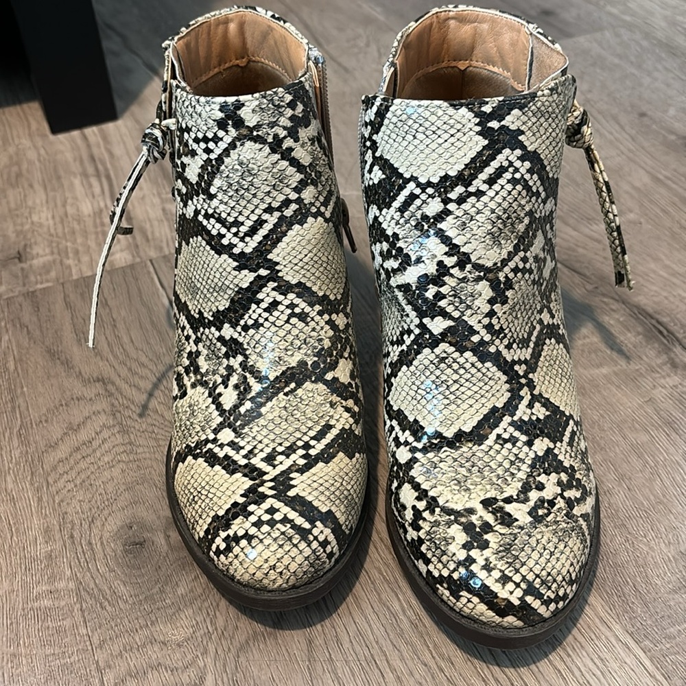 Boutique booties - Picture 3 of 3